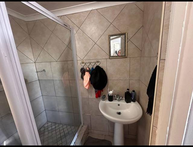 1 BEDROOM PROPERTY TO RENT IN OATLANDS NORTH